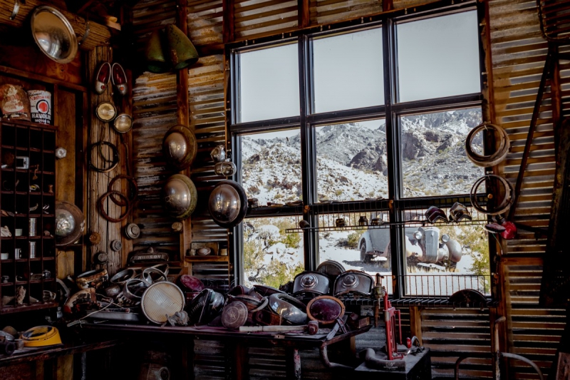 vitrine-NICE-min_shop_window_part_junk_abandoned-138873